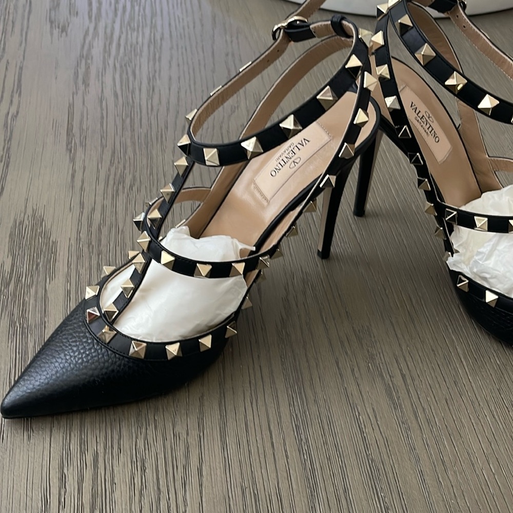 Valentino Garavani
Rockstud Leather Caged Pump